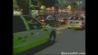 Две женщины занимаются лесбийским сексом в коробках