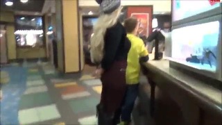 Две бесстыжие блондинки отсасывают член в общественном месте