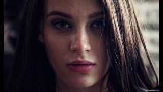 Мужик трахает сучку с крутой растяжкой