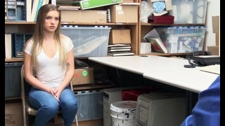 Охранник чпокает наглую воровку в своем кабинете